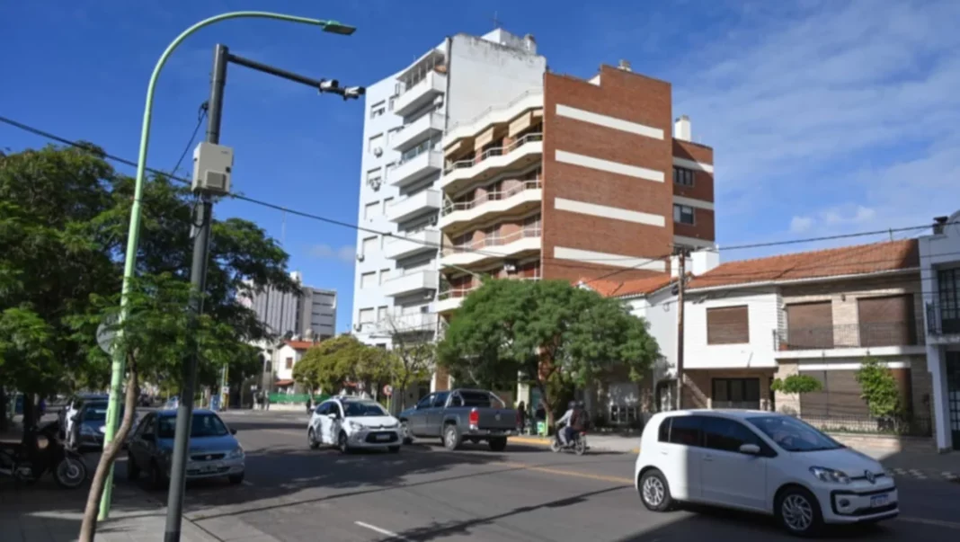 Bahía Blanca implementará fotomultas en dos puntos claves para infraccionar a quienes pasen el semáforo en rojo o pisen la senda peatonal.