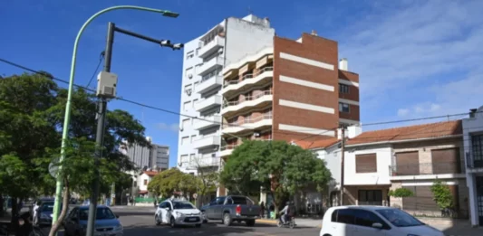 Bahía Blanca implementará fotomultas en dos puntos claves para infraccionar a quienes pasen el semáforo en rojo o pisen la senda peatonal.