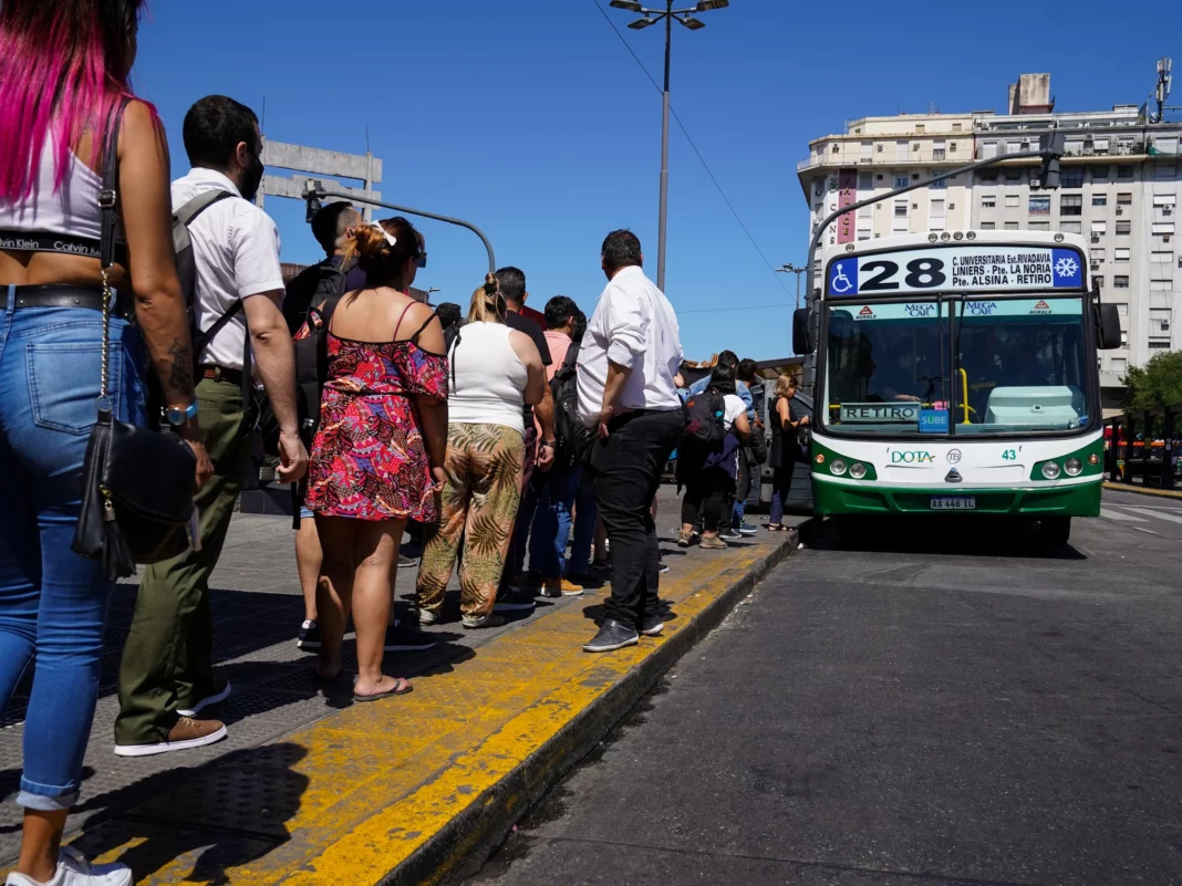 La Unión Tranviarios Automotor (UTA) amenaza con otro paro de colectivos en el AMBA para este viernes 7 de julio. Qué líneas se verán afectadas.