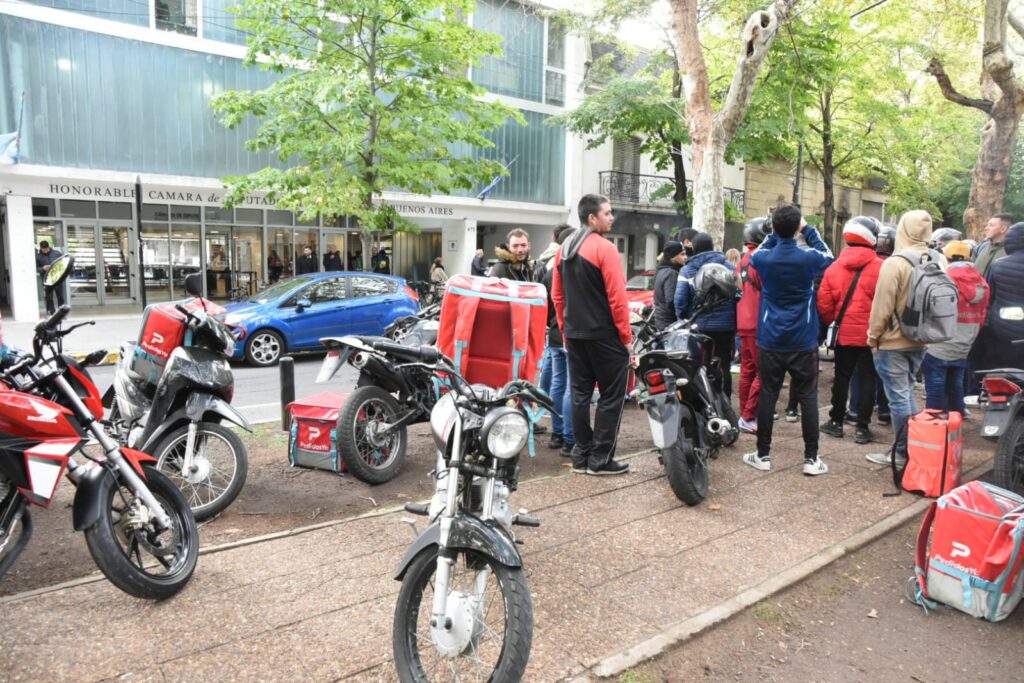 Trabajadores de delivery protestaron en la Cámara de Diputados bonaerense. 