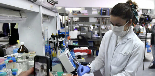 El ministro de Ciencia, Daniel Filmus, precisó que otorgarán un a aumento del 10% complementario a las paritarias a los investigadores del Conicet.