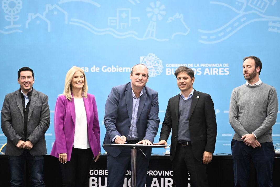El gobernador Axel Kicillof firmó los últimos convenios de Municipios a la Obra con la presencia de intendentes opositores.