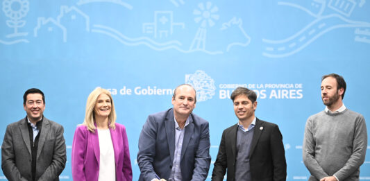 El gobernador Axel Kicillof firmó los últimos convenios de Municipios a la Obra con la presencia de intendentes opositores.