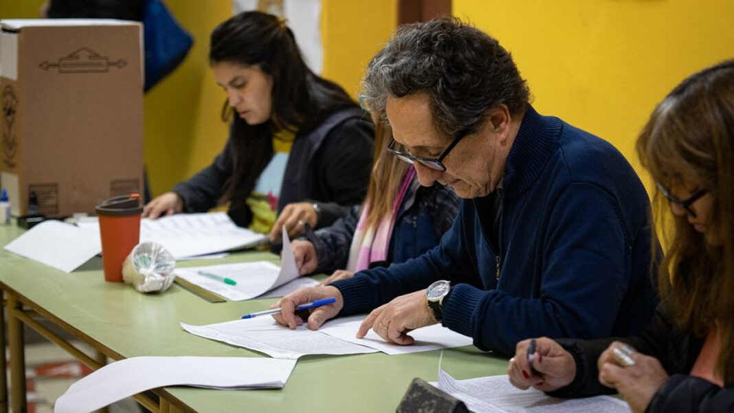 Cuatro legisladores nacionales compiten en las elecciones de este domingo en Neuquén y Río Negro por la gobernación de los distritos patagónicos.