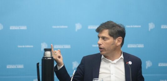 Mientras se lleva adelante el paro de 48 horas, el Gobierno volvió a amenazar a los docentes bonaerenses con descontar los días.
