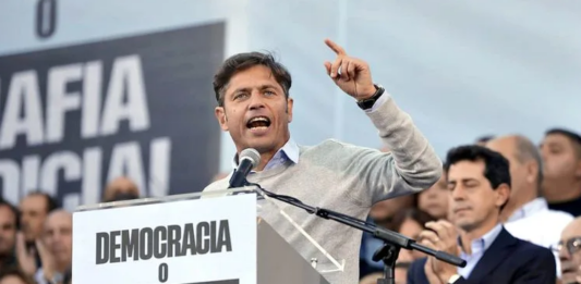El gobernador Axel Kicillof cerró el acto en Comodoro Py y renovó el operativo clamor para que Cristina Kirchner sea candidata.