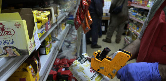 Luego de que el dólar blue trepara los casi $600, privados advierten que el traslado a los precios de los alimentos empujará la inflación de agosto. Cuánto estiman.