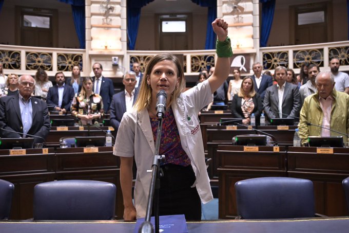 La diputada María Laura Cano juró ante el titular para asumir en la banca como reemplazo de Graciela Calderón.