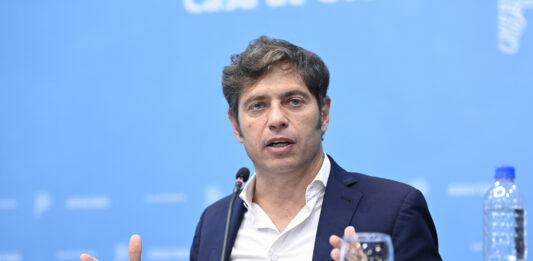 El gobernador de la provincia de Buenos Aires, Axel Kicillof anunció este lunes un aumento del 30% para los jubilados bonaerenses que cobran haber mínimo.
