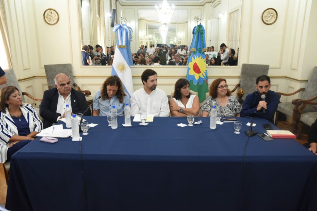 El ministro de Salud, Nicolás Kreplak, la senadora Teresa García y los sindicatos reclamaron la ley de excepción.