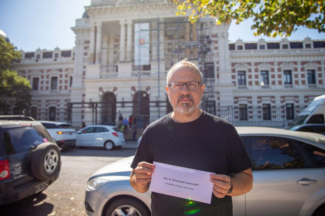 El intendente de Tres de Febrero, Diego Valenzuela, le entregó una carta en mano a Kicillof para reclamarle por la coparticipación.