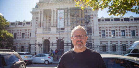 El intendente de Tres de Febrero, Diego Valenzuela, le entregó una carta en mano a Kicillof para reclamarle por la coparticipación.