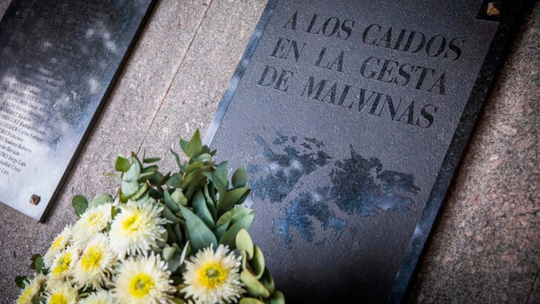 Argentina presiona al Reino Unido para encontrar a los soldados caídos en Malvinas.