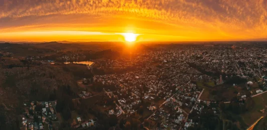 La diputada bonaerense por la Quinta sección electoral, Melisa Greco, plantea el Bicentenario de Tandil como un punto de partida para edificar un futuro pujante. Legado y desafíos, a 200 años de la fundación del distrito serrano.