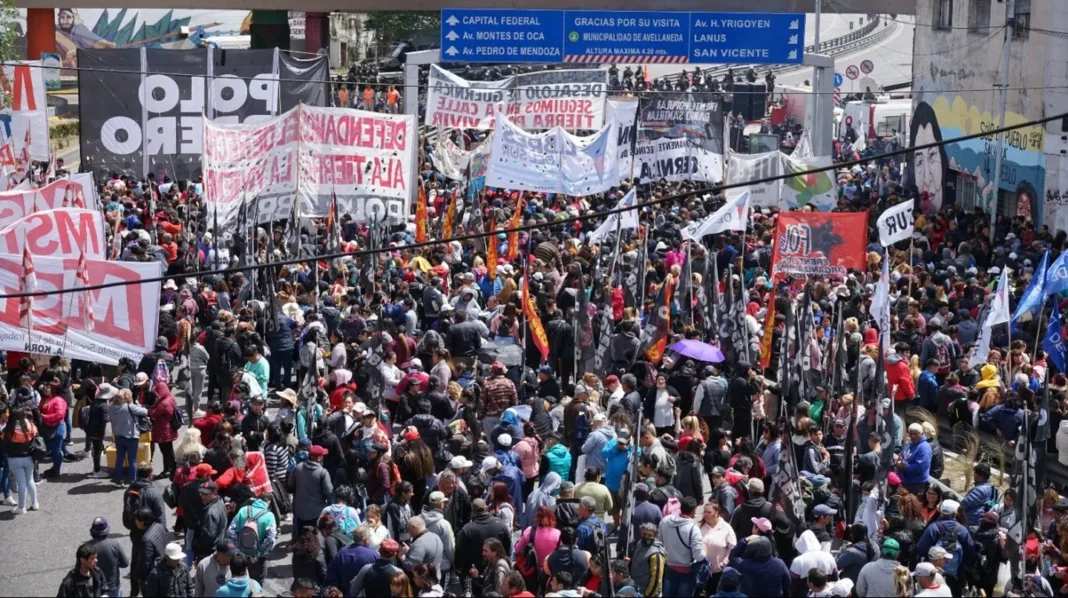 Los movimientos sociales agrupados en Unidad Piquetera realizarán más de 128 cortes en todo el país, con reclamos al Gobierno por la pobreza.
