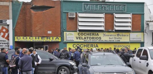 Familiares y amigos de Daniel Barrientos, el colectivero asesinado en La Matanza, le dan el último adiós en un velatorio local.