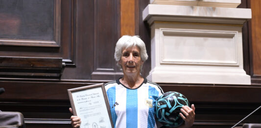 Elba Selva fue distinguida por la Cámara de Diputados bonaerenses por su carrera futbolística.