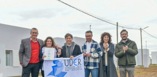 Kicillof entregó viviendas en un distrito radical y aprovechó para cruzar a la oposición