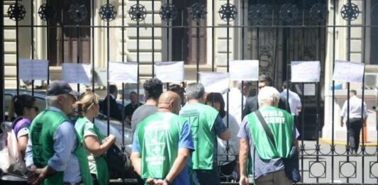 En la Legislatura bonaerense se aprobó un proyecto que busca cerrar el conflicto con los municipales por las asignaciones familiares. En diciembre los trabajadores apedraron el Palacio Legislativo de La Plata.