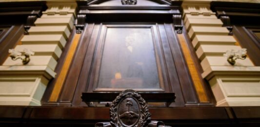 La Legislatura bonaerense renovará 46 de sus 92 diputados y 23 de sus 46 senadores. Uno por uno, los que se juegan la banca en estas elecciones 2023.