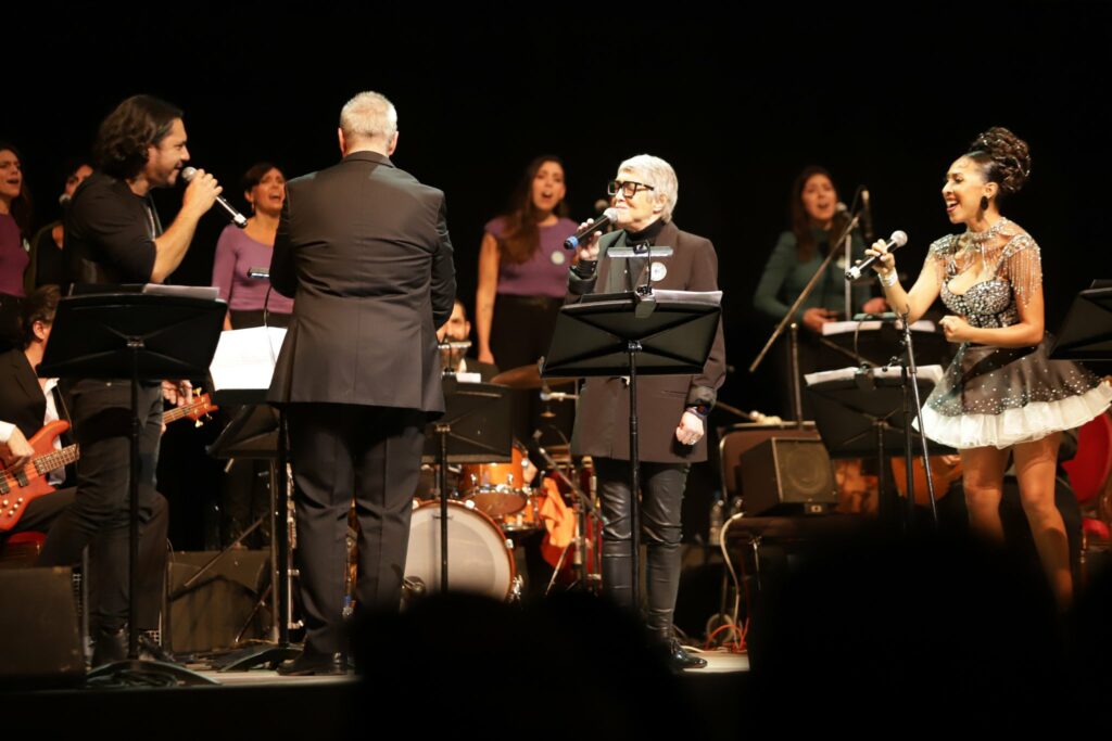 25 de Mayo. Teresa Parodi se mostró emocionada en el escenario del Teatro Argentino de La Plata.