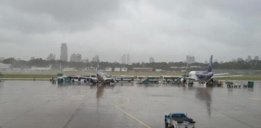El temporal en el AMBA afectó a unos 60 vuelos en el Aeroparque Jorge Newbery y el Aeropuerto de Ezeiza producto de la actividad eléctrica.