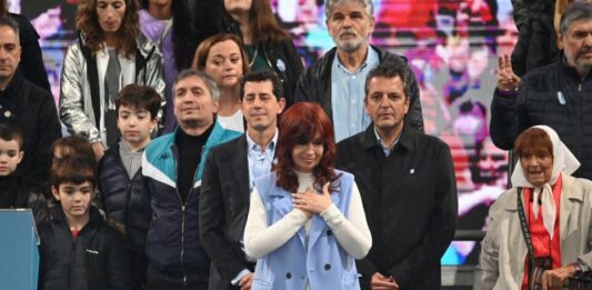 La vicepresidenta Cristina Kirchner llamó a militar para que las instituciones cuiden los "intereses de todos los argentinos".