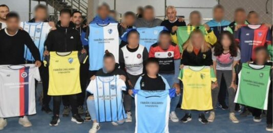 cagliardi-da-camisetas-con-su-nombre-