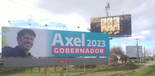 Tras resistir las presiones para que sea candidato a Presidente, comienzan aparecer en la provincia de Buenos Aires carteles de Axel Kicillof gobernador.