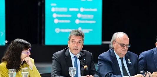 Massa contrapuso los planteos de proyectos económicos para el país y apuntó directamente contra la dolarización de Milei.