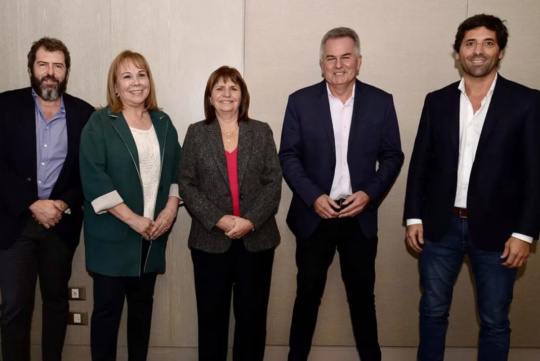 Desde las huestes de Patricia Bullrich se entusiasman con el triplete de candidatos que abrocharon en Bahía Blanca y aseguran que “se viene un éxodo de intendentes”, hoy alineados con el jefe de Gobierno porteño, Horacio Rodríguez Larreta. La ex titular del PRO, a fondo con la “I” latina.