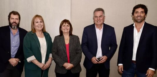Desde las huestes de Patricia Bullrich se entusiasman con el triplete de candidatos que abrocharon en Bahía Blanca y aseguran que “se viene un éxodo de intendentes”, hoy alineados con el jefe de Gobierno porteño, Horacio Rodríguez Larreta. La ex titular del PRO, a fondo con la “I” latina.
