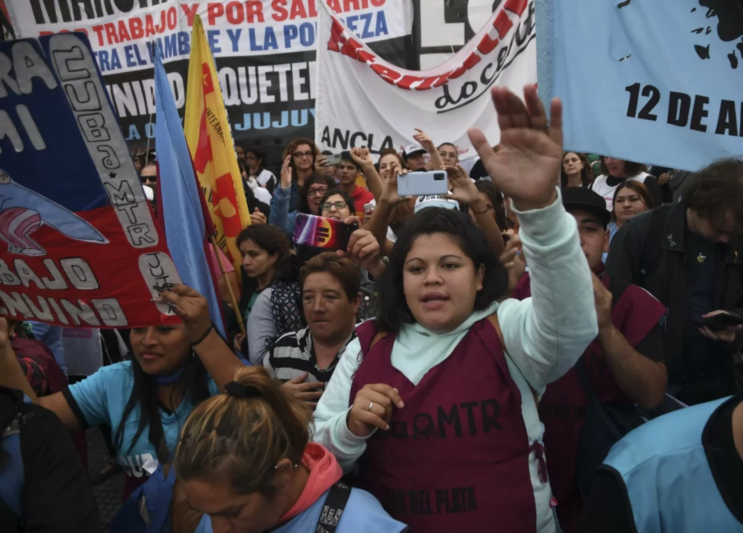 Con reclamos contra el hambre y la pobreza, organizaciones sociales oficialistas y de izquierda confluyeron en una Marcha Federal Piquetera hacia Desarrollo Social.