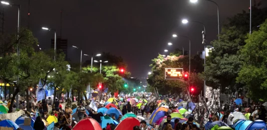 Organizaciones sociales estudian realizar un nuevo acampe en Plaza de Mayo. Un sector de los movimientos oficialistas levanta el mismo reclamo.