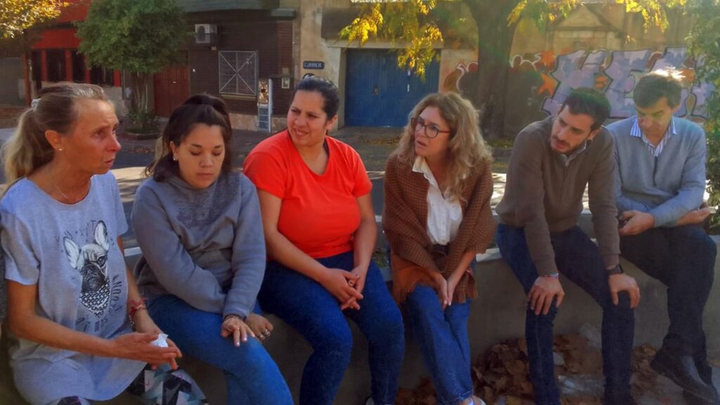 La senadora de Juntos Claudia Rucci se reunió con vecinos en Piñeyro, partido de Avellaneda.