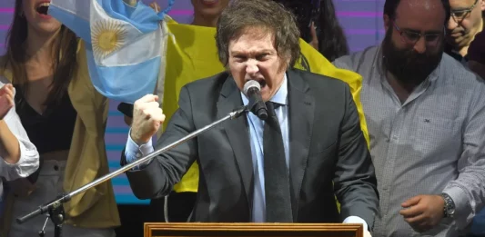 Milei sostuvo que un desdoblamiento de las elecciones bonaerenses significaría “la muerte final del peronismo” y Kicillof rápidamente lo cruzó: "Tiene un lenguaje violento".