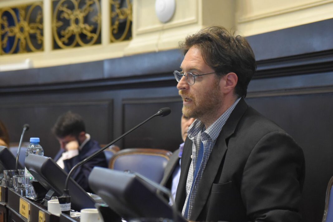Un diputado bonaerense les piden explicaciones a Vilar, D'Onofrio y Alak por la situación de la cuenca del Río Paraná.