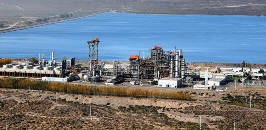 Massa firmó un convenio para poner en nuevamente funcionamiento la planta de agua pesada más grande del mundo.