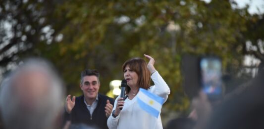 Bullrich encabezó un acto en La Plata, en el que bendijo a candidato propio y calentó la interna, al pedir PASO en municipios PRO. “Tenemos listas a presidente, gobernadores e intendentes”, sostuvo.