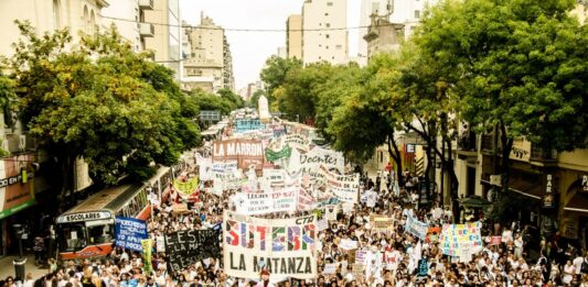 Los docentes bonaerenses nucleados en Suteba multicolor rechazaron la oferta paritaria de Kicillof y dictaminaron un paro de 48 horas.
