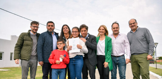 El gobernador Axel Kicillof realizó la entrega de 28 viviendas para Tordillo y anunció la construcción de otros 86 inmuebles.