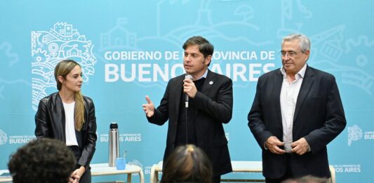 El gobernador Axel Kicillof afirmó que analiza la medida y que la ley permite la posibilidad de desdoblarse de Nación para las elecciones generales.