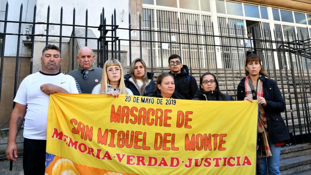 Rocío Quagliariello, la única sobreviviente de la Masacre de Monte, junto a los familiares de las víctimas.