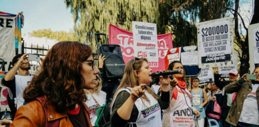 Los docentes bonaerenses nucleados en Suteba Multicolor enfatizaron sus reclamos y cargaron contra la junta interna de ATE.