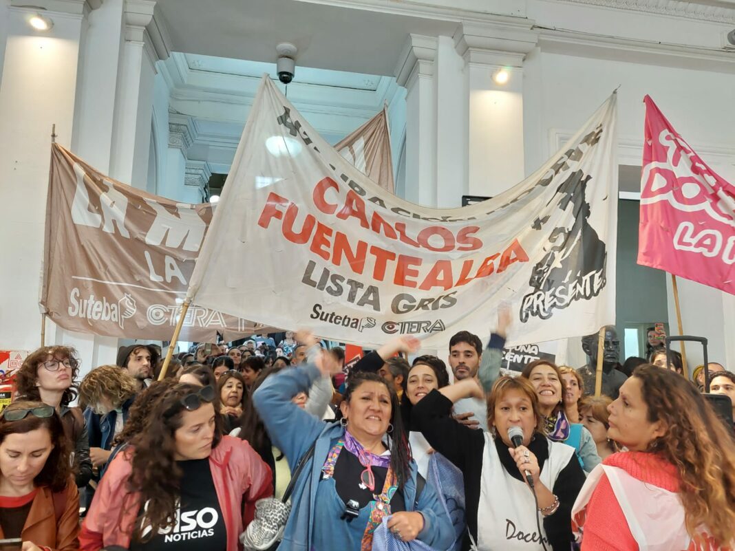 Cientos de docentes bonaerenses tomaron el ministerio de Educación, a cargo de Alberto Sileoni, con reclamos a Kicillof.