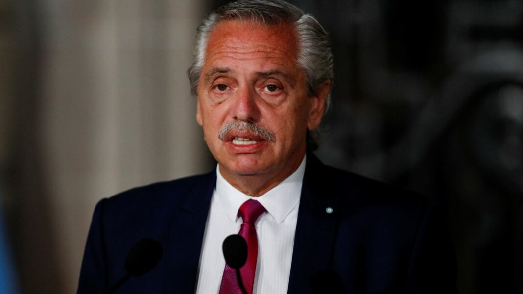 Alberto Fernández encabezará un acto para quitarle una distinción de honor a un genocida condenado.