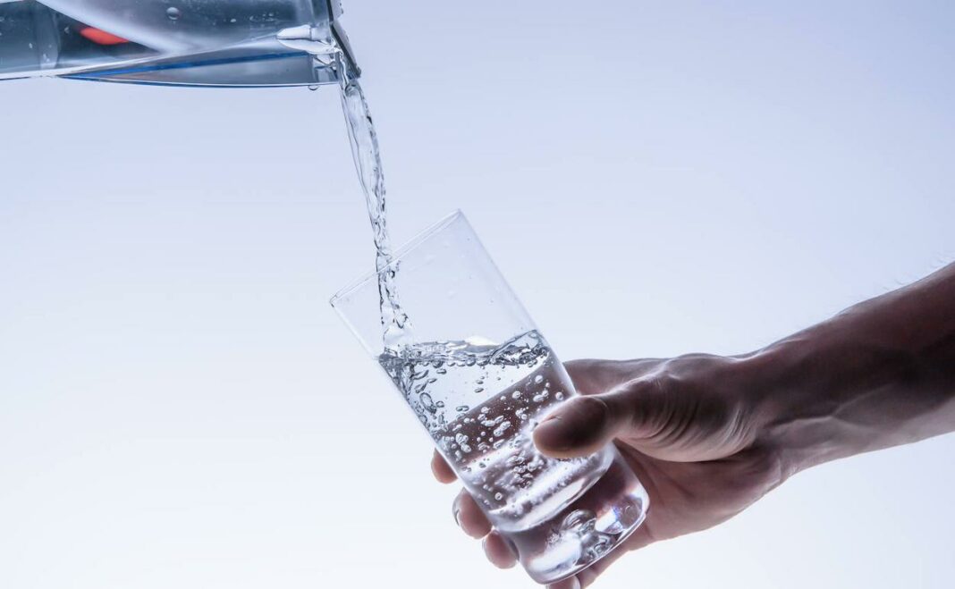 El Gobierno promulgó la ley de jarras bonaerense, que obliga a bares y boliches a brindar agua gratuita a sus clientes.
