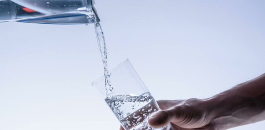 El Gobierno promulgó la ley de jarras bonaerense, que obliga a bares y boliches a brindar agua gratuita a sus clientes.