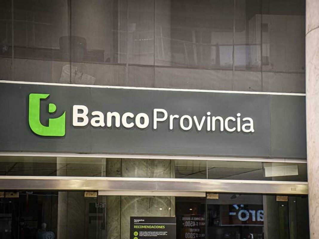 La causa que investiga una ciberestafa millonaria a clientes del Banco Provincia registró importantes novedades. En las últimas horas la Justicia detuvo a siete personas, pero ya hay medio centenar de imputados y unos 70 allanamientos. Los detalles.