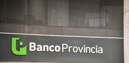 La causa que investiga una ciberestafa millonaria a clientes del Banco Provincia registró importantes novedades. En las últimas horas la Justicia detuvo a siete personas, pero ya hay medio centenar de imputados y unos 70 allanamientos. Los detalles.